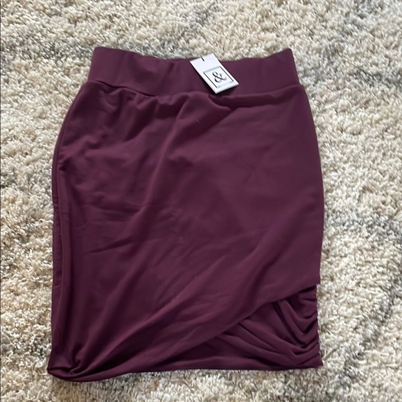 AMPERSAND AVE Dresses & Skirts - AMPERSAND AVE Maroon Midi Pencil Skirt with Ruched Slit size Medium